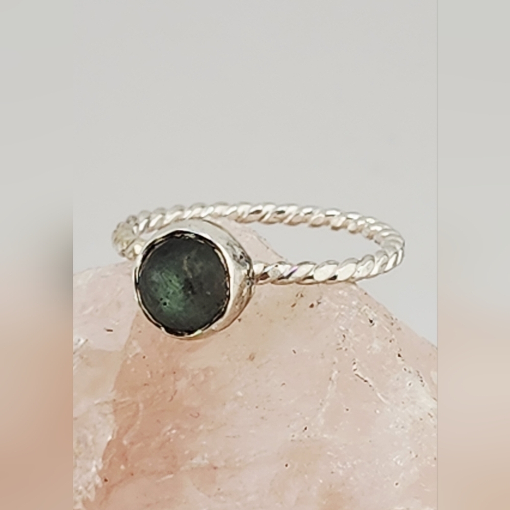 LABRADORITE HANDMADE RING WITH A TWISTED RING BAND UNISEX SIZE 7 - Picture 6 of 9